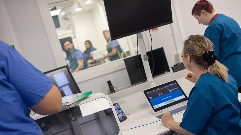 اولین جراحی سکته مغزی کنترل‌شده از راه دور در جهان انجام شد