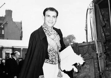 عکس/ اردشیر زاهدی و محمدرضا پهلوی در کنار خانه کعبه؛ دهه ۴۰