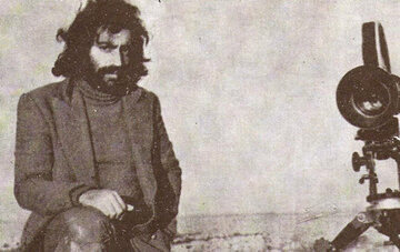 عکس/ مسعود کیمیایی در حال مرتب کردن موهای محمد صالح‌علا؛ ۴۰ سال قبل