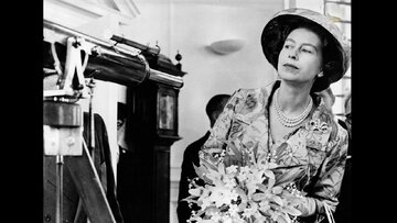 عکس/ ملکه الیزابت دوم در کلاس درس و در کنار خواهرش؛ سال ۱۳۱۶