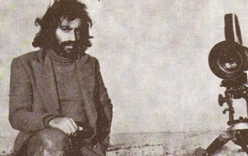 تصویری از مسعود کیمیایی در حال آرایش موهای محمد صالح‌علا مربوط به ۴۰ سال پیش منتشر شد.