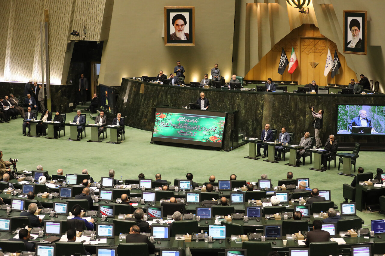 پزشکیان و مجلس بهانه گیر/ چرا بهارستان با دست پزشکیان را پس می زند و با پا پیش می کشد