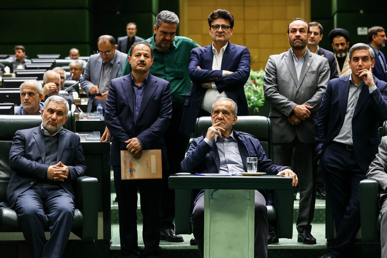 شمشیر استیضاح از غلاف بیرون آمد/ چرا فراکسیون مستقلین ضربه گیر تندروها نیست؟