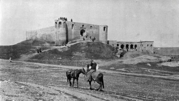 آثار خرابه‌های قصرشیرین به تازگی شناسایی شده‌اند که نشان‌دهنده وجود سازه‌های بزرگی در این منطقه است. این یافته‌ها به‌وضوح حاکی از عظمت و اعتبار قلعه‌های تاریخی آن زمان است.