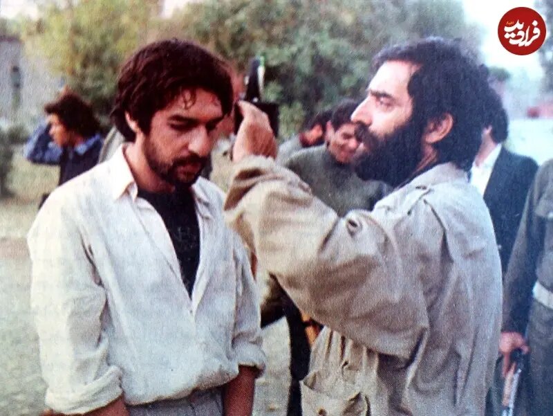 عکس/ مسعود کیمیایی در حال مرتب کردن موهای محمد صالحعلا؛ ۴۰ سال قبل