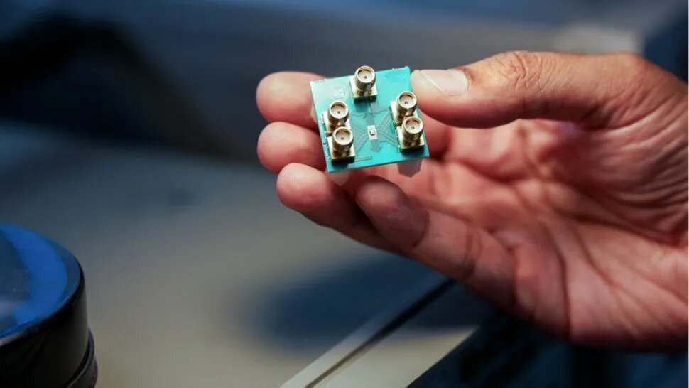 سریع‌تر از پردازنده‌های معمولی، با مصرف انرژی ناچیز! / نخستین تراشه مایکروویوی جهان ساخته شد