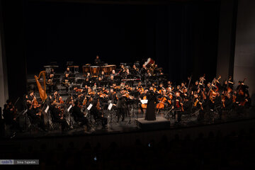 کنسرت ارکستر سمفونیک تهران به رهبری خانم *پانیذ فریوسفی*