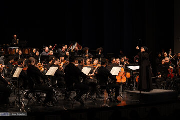 کنسرت ارکستر سمفونیک تهران به رهبری خانم *پانیذ فریوسفی*