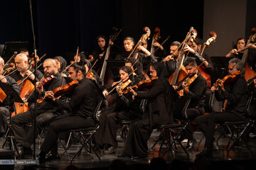 کنسرت ارکستر سمفونیک تهران به رهبری خانم *پانیذ فریوسفی*