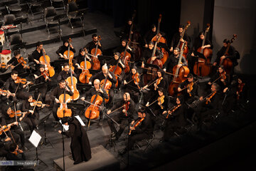 کنسرت ارکستر سمفونیک تهران به رهبری خانم *پانیذ فریوسفی*