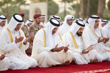 تصاویر |  شرکت امیر قطر در نماز باران