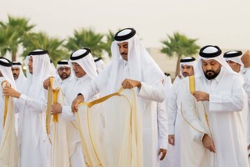 تصاویر |  شرکت امیر قطر در نماز باران