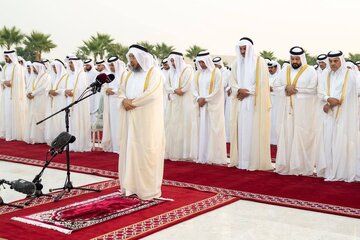 تصاویر |  شرکت امیر قطر در نماز باران