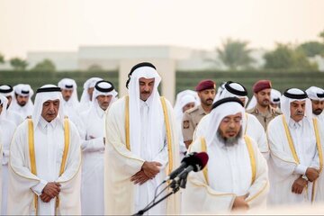 تصاویر |  شرکت امیر قطر در نماز باران