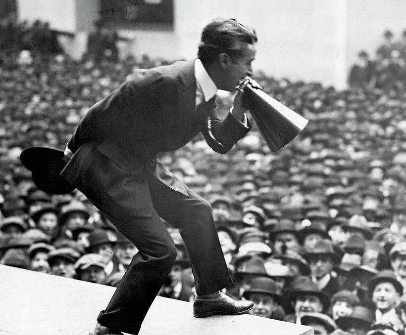 چارلی چاپلین اعلام کرد که در زمان جنگ جهانی اول، اقدام به سخنرانی برای مردم می‌کرد و سعی داشت تا احساسات آن‌ها را تحت تاثیر قرار دهد.