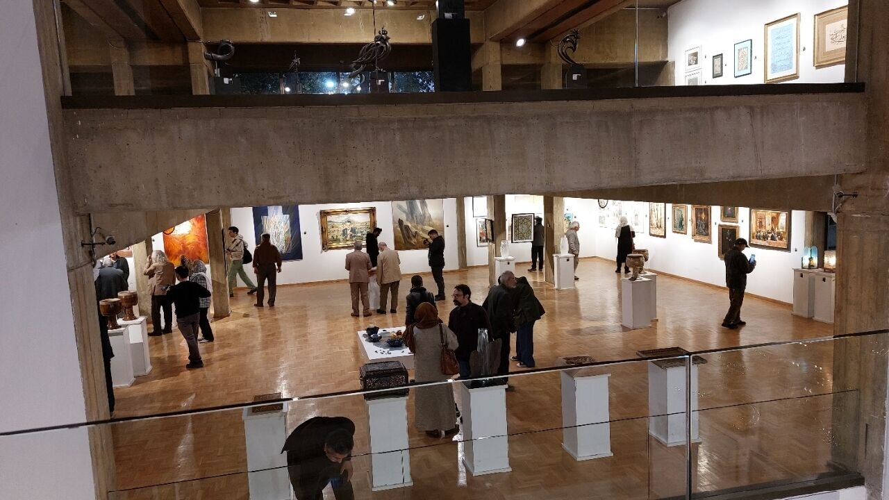 پیشنهاد سرپرست معاونت هنری به مردم برای بازدید از یک نمایشگاه/ آثار پیشکسوتان هنر، چراغ هویت ملی را روشن نگه می‌دارد