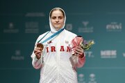عکس | زانو زدن مقابل پرچم ایران؛ اوج احترام و افتخار