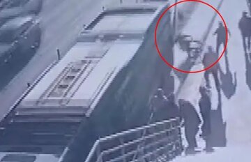 ببینید | لحظه سقوط مرگبار یک مرد با ویلچر زیر چرخ‌های اتوبوس شهری!