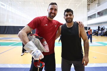 عکس | جدال شمشیرباز ایرانی با قهرمان کشتی المپیک در ریاض!