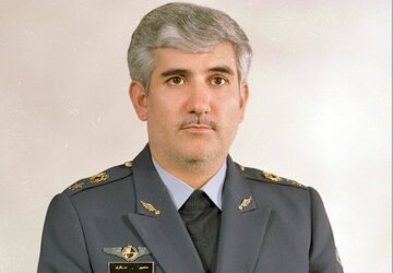 عکس/ سرلشکر منصور ستاری و پسرش سورنا در کنار دریا؛ اوایل دهه ۷۰