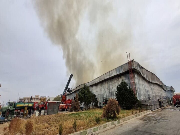 آتش‌سوزی گسترده در یک واحد تولیدی