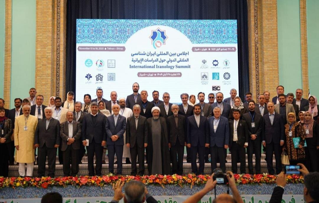برگزاری افتتاحیه اجلاس بین‌المللی ایران‌شناسی
                وزیر فرهنگ و ارشاد اسلامی: ایران سرزمین مقاومت است نه تسلیم، کرنش و اطاعت/ ۵۰ ایران‌شناس از ۲۲ کشور
