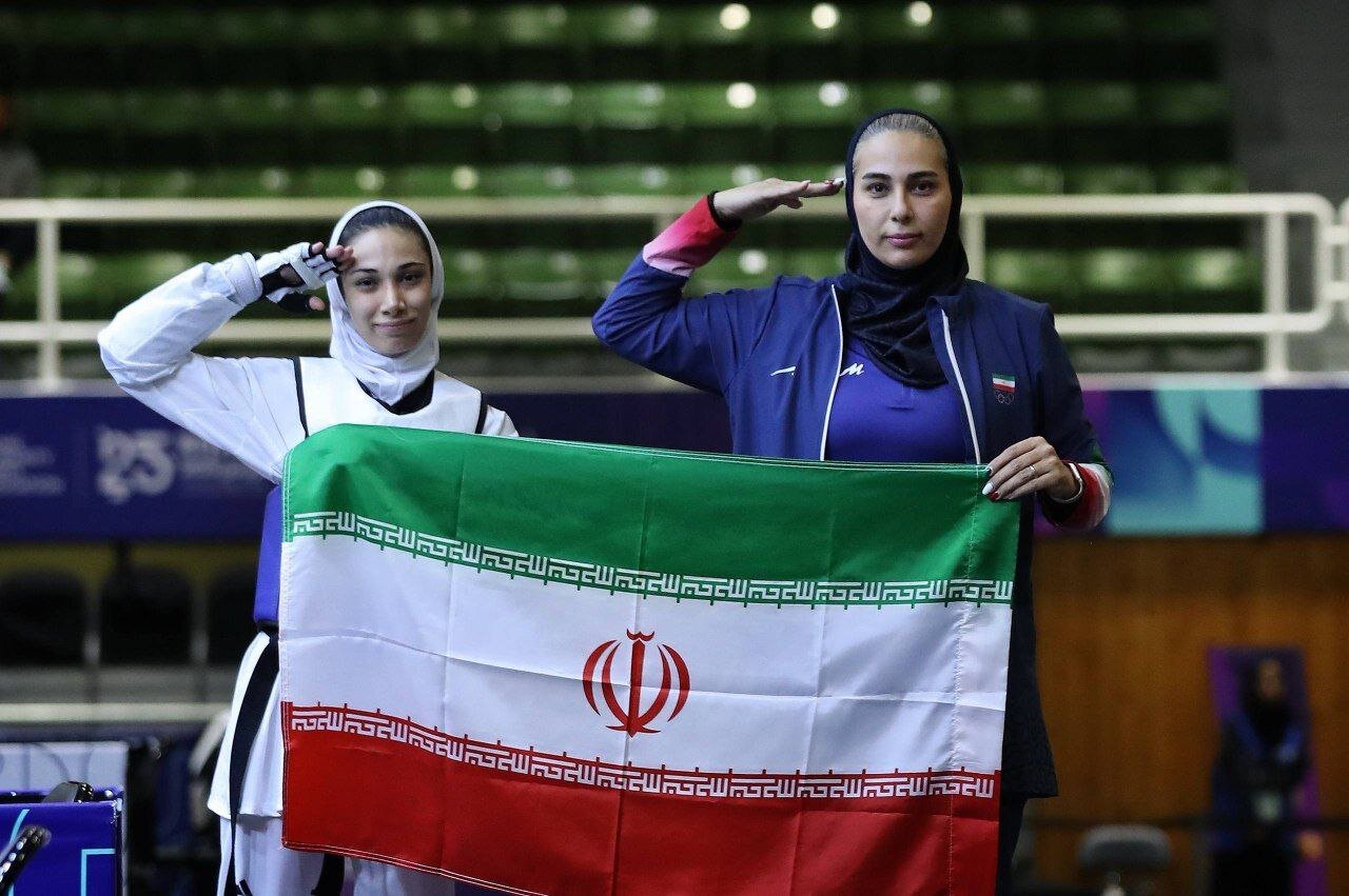 عکس | لاکی به رنگ پرچم ایران همراه با سلام نظامی خواهر هادی ساعی