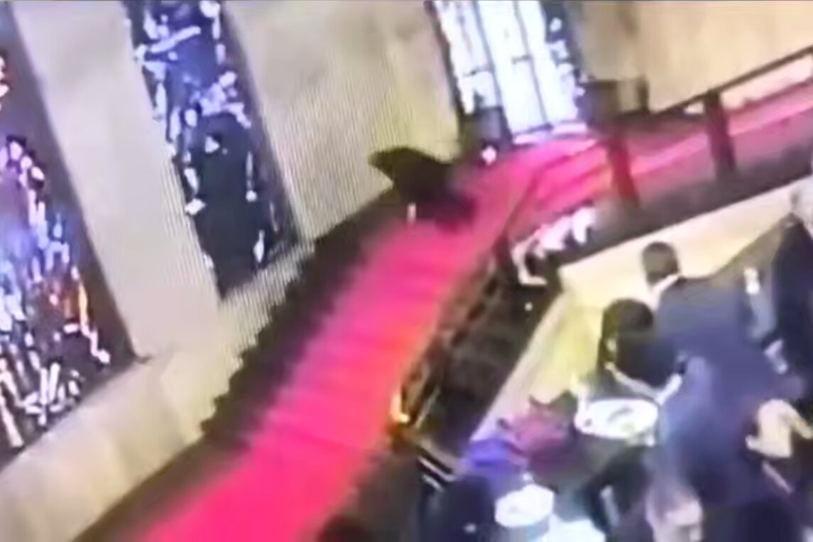 ببینید | لحظه سقوط یک مقام ایتالیایی از پله؛ پنجره تاریخی شکست!