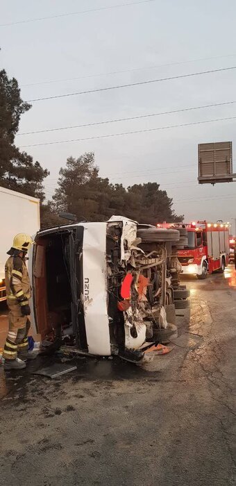 واژگونی مینی بوس در تهران حادثه ساز شد/ آمار مصدومان