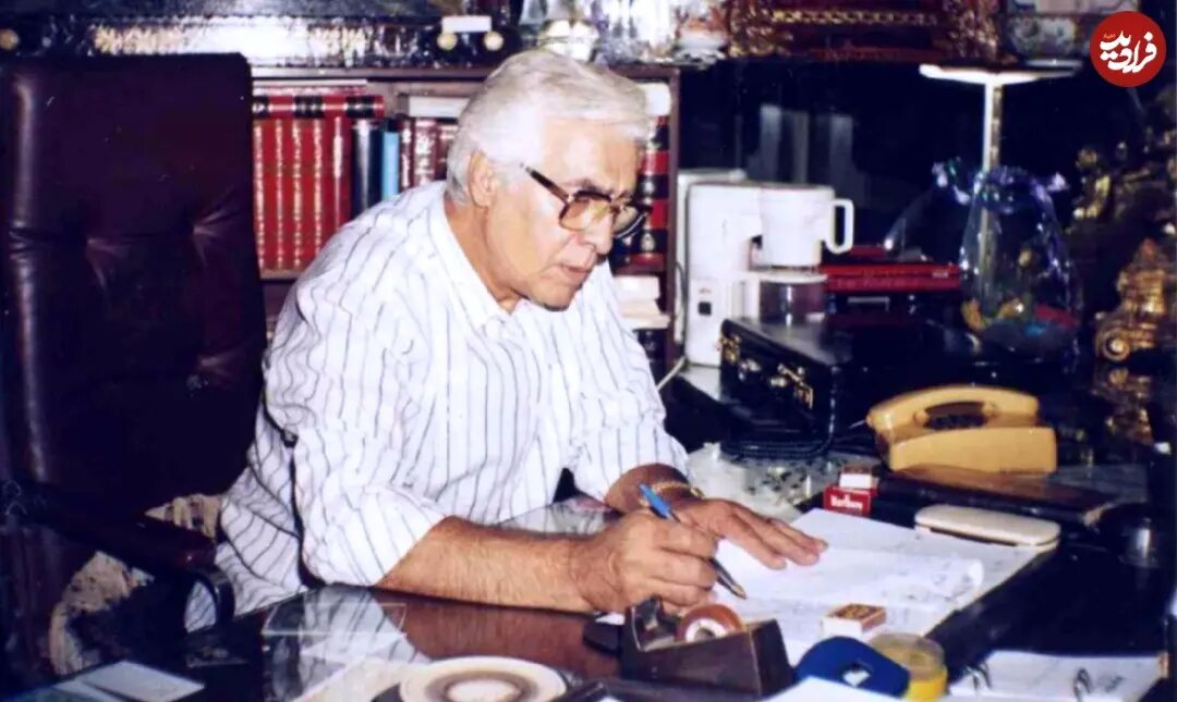 عکس/ فردین در حال حساب و کتاب در مغازه فرشفروشیاش؛ دهه ۷۰