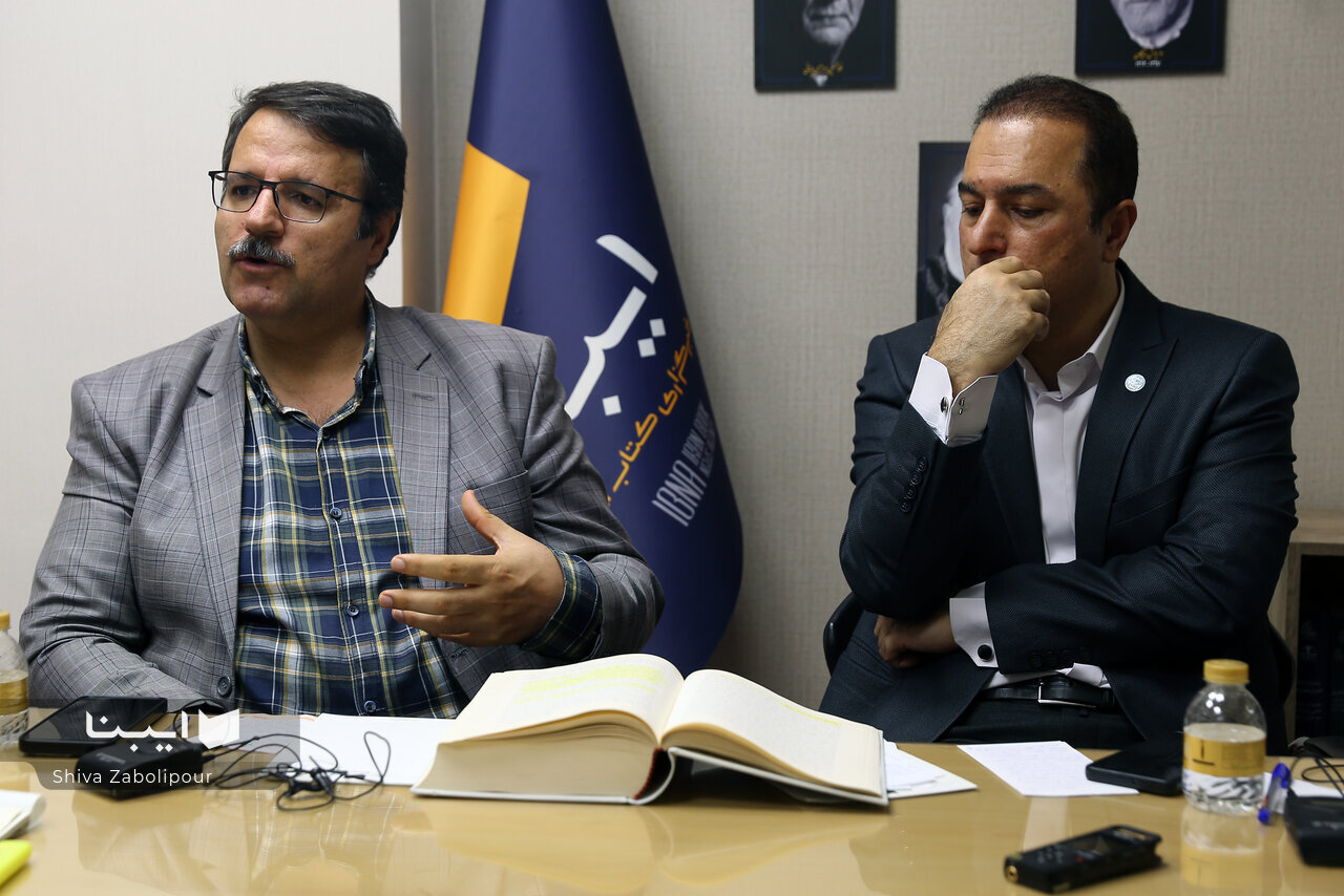 میرزا کوچکخان نامهای به لنین مینویسد و میگوید که ما میخواهیم مانند حرکت شما در ایران انجام دهیم!