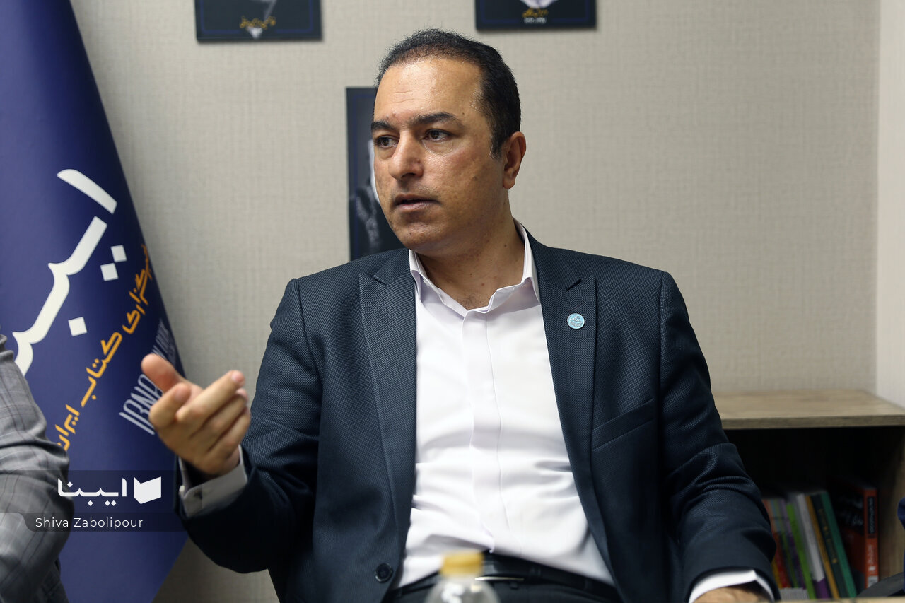 میرزا کوچک‌خان نامه‌ای به لنین می‌نویسد و می‌گوید که ما می‌خواهیم مانند حرکت شما در ایران انجام دهیم!