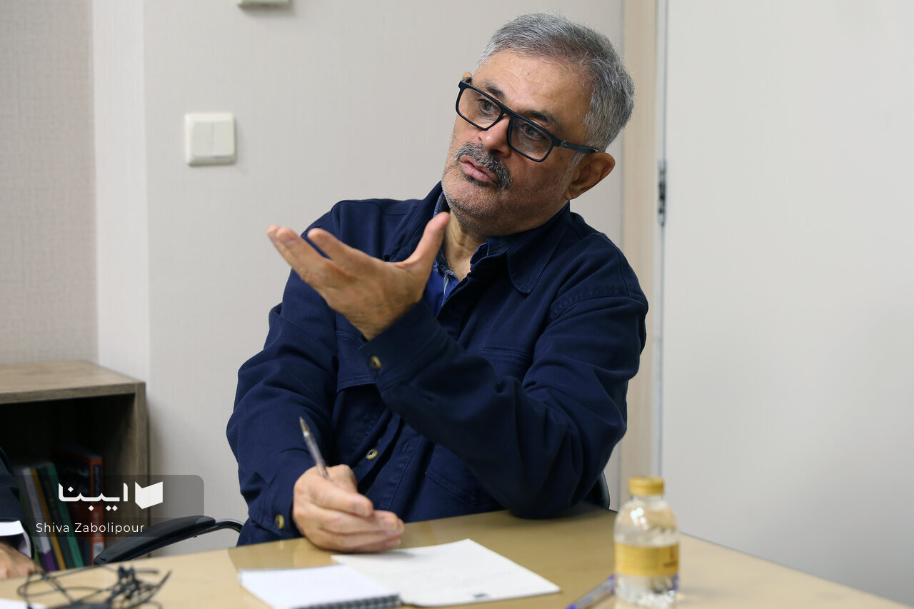 میرزا کوچکخان نامهای به لنین مینویسد و میگوید که ما میخواهیم مانند حرکت شما در ایران انجام دهیم!