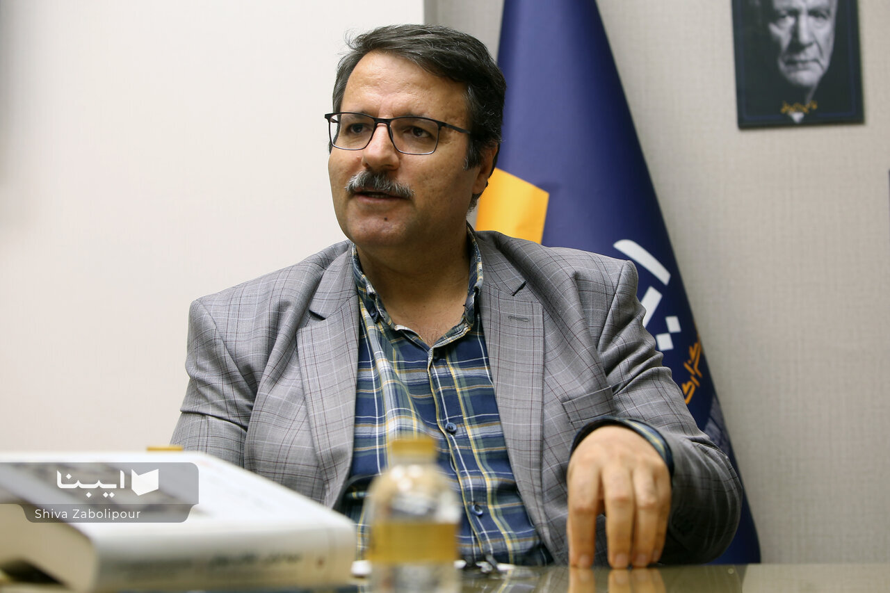 میرزا کوچکخان نامهای به لنین مینویسد و میگوید که ما میخواهیم مانند حرکت شما در ایران انجام دهیم!