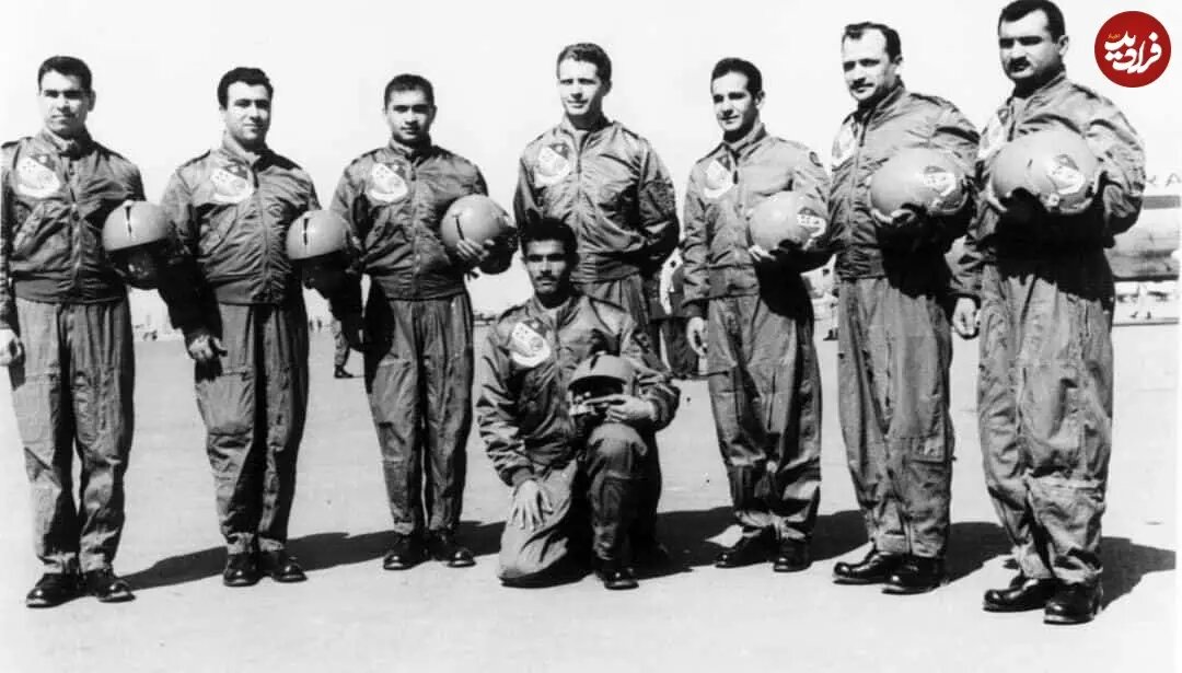 عکس | نادر جهانبانی در کنار خلبانان تیم تاج طلایی در اواخر دهه ۳۰