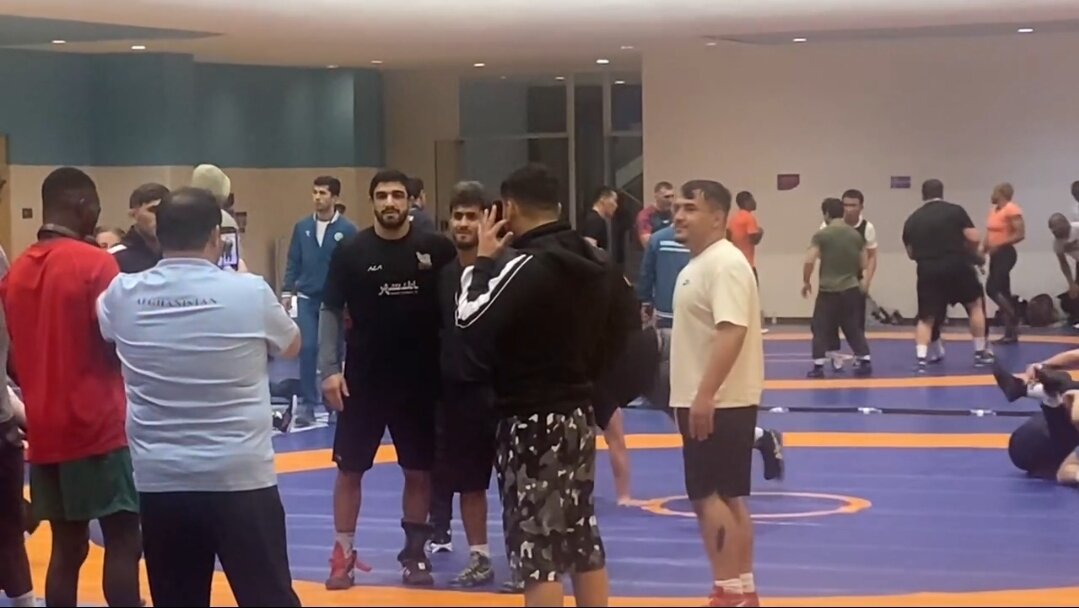 عکس| صف انتظار برای عکس با دو ستاره کشتی ایران در ریاض!