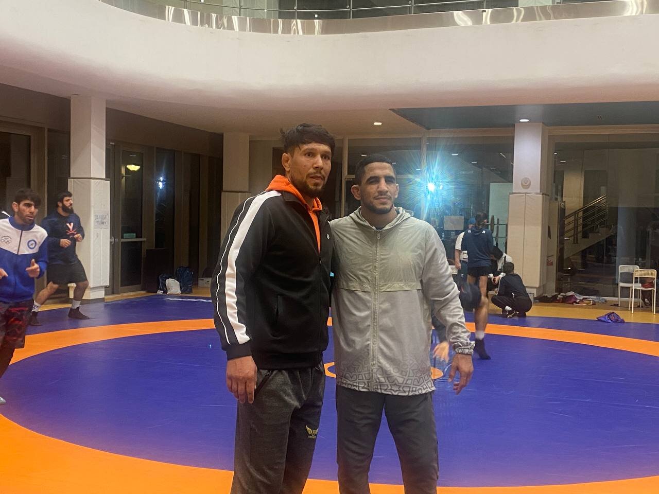 عکس| صف انتظار برای عکس با دو ستاره کشتی ایران در ریاض!