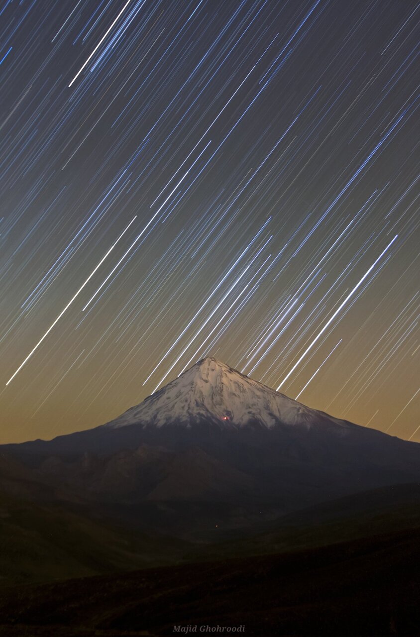 عکس | رد نور ستارههای صورت فلکی شکارچی بر فراز دماوند در مدت ۲۰ دقیقه عکاسی