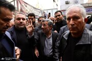 رنگ لباس احمدی نژاد در مراسم ختم خواهرش/ رئیس جمهور سابق محاصره شد+تصاویر