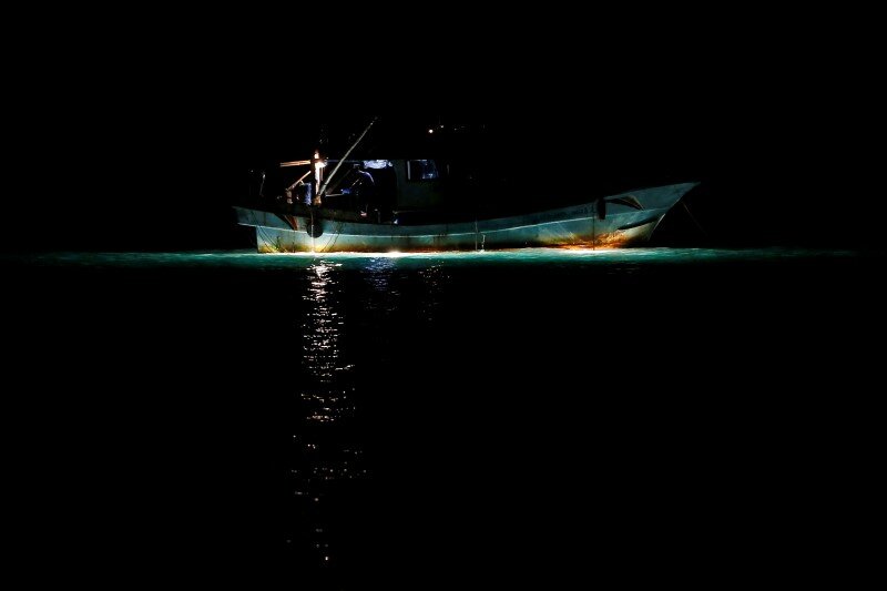 توقیف یک فروند شناور بی‌هویت شب چراغی در آب‌های جاسک