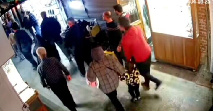 ببینید | تصاویر دوربین مداربسته از سارق طلا که در بازار تبریز توسط مردم دستگیر شد!