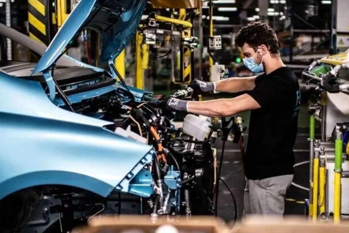  صنعت خودرو زیر تیغ پزشکیان/ صدرایی: اصلاح موتورهای قدیمی بدون سرمایه‌گذاری خارجی تقریبا غیرممکن است