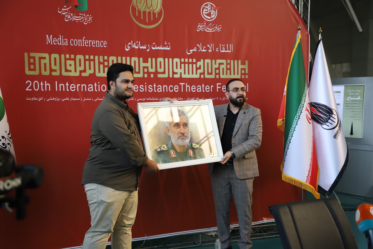 نشست خبری یک جشنواره تئاتری زیر سایه‌ی موشک‌های «خیبرشکن»، «فتاح» و...