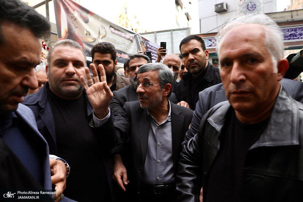 حضور چهرهها در مراسم ختم خواهر احمدینژاد + عکس