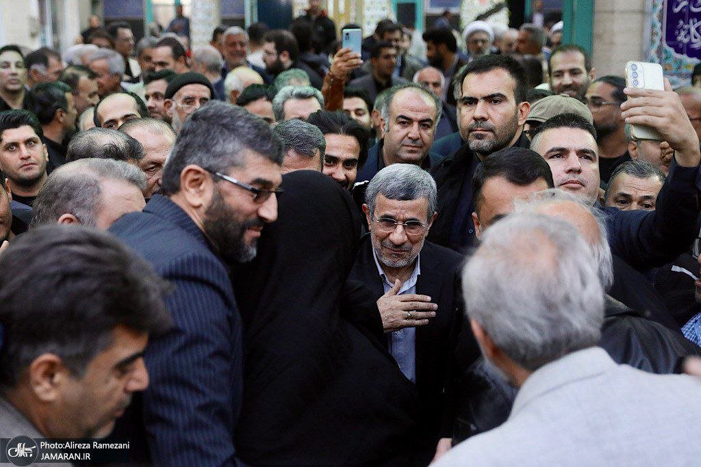 حضور چهره‌ها در مراسم ختم خواهر احمدی‌نژاد + عکس