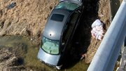 ببینید | مردم با دست خالی خودروی سقوط کرده را بیرون کشیدند!
