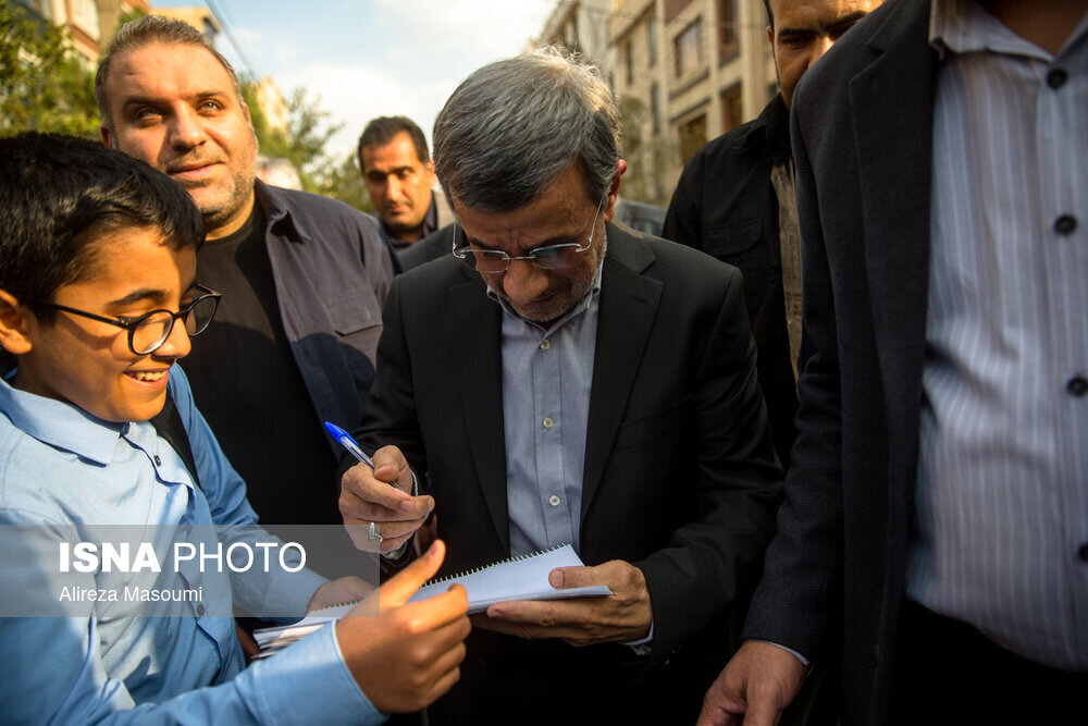 رنگ لباس احمدی نژاد در مراسم ختم خواهرش/ رئیس جمهور سابق محاصره شد+تصاویر