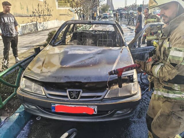 آتش‌سوزی یک خودرو در میدان آزادی