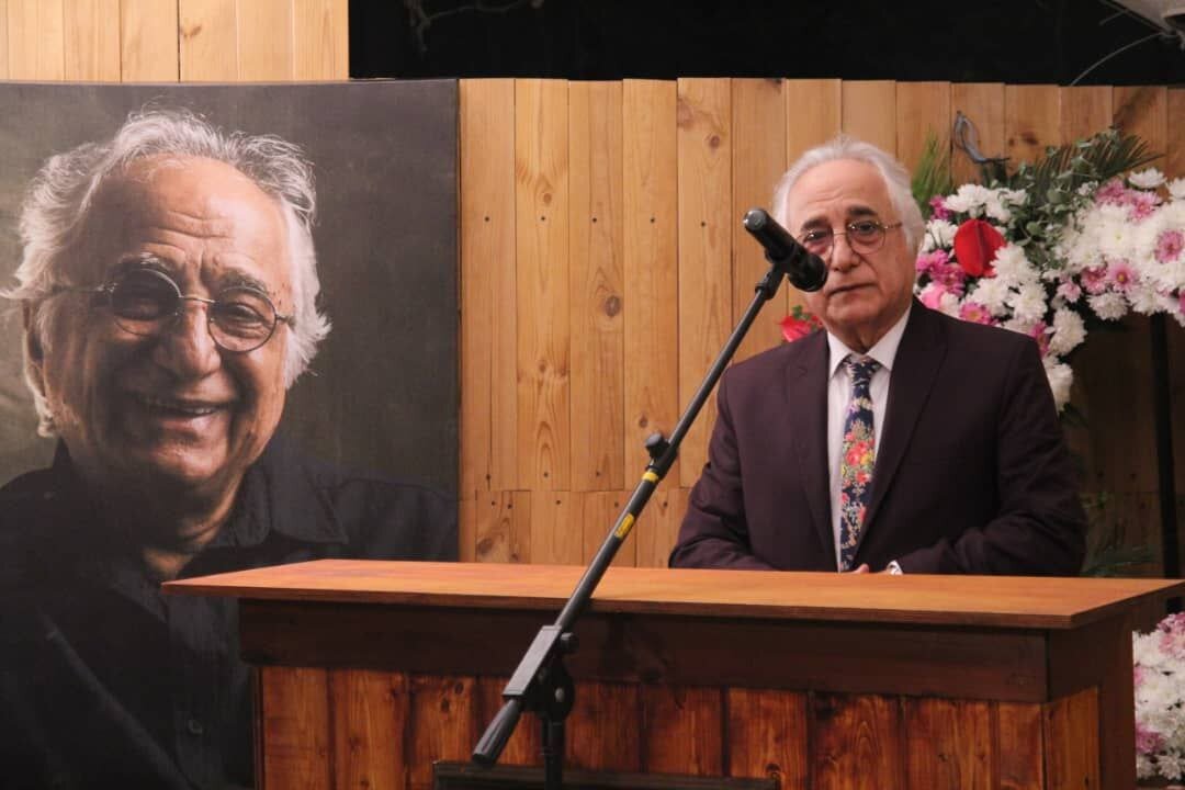 شاعری که اگر از او بپرسید چرا فیلم بازی کردی یا آواز خواندی؟ می‌گوید: دوست داشتم!/ شمس لنگرودی ۷۶ ساله شد