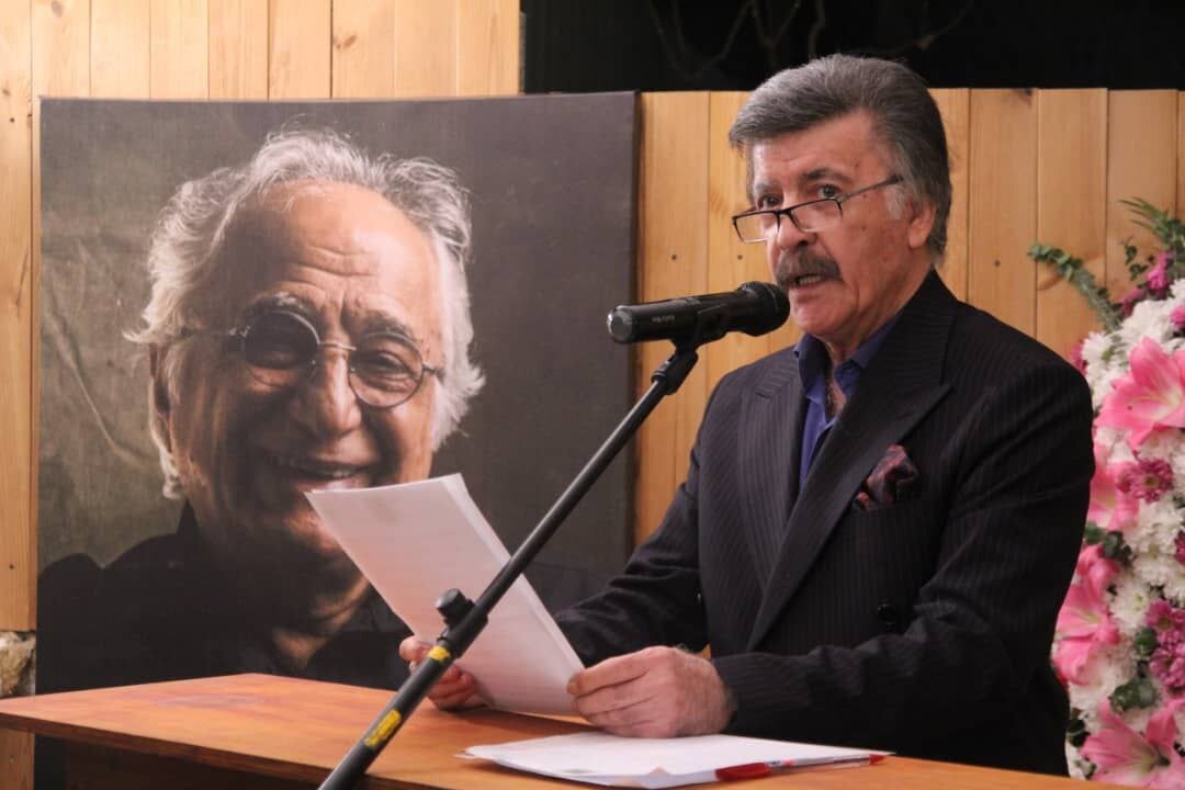 شاعری که اگر از او بپرسید چرا فیلم بازی کردی یا آواز خواندی؟ میگوید: دوست داشتم!/ شمس لنگرودی ۷۶ ساله شد